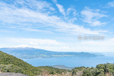 Volcán Calbuco从奥索尔诺火山在智利湖区-波多瓦拉斯，智利